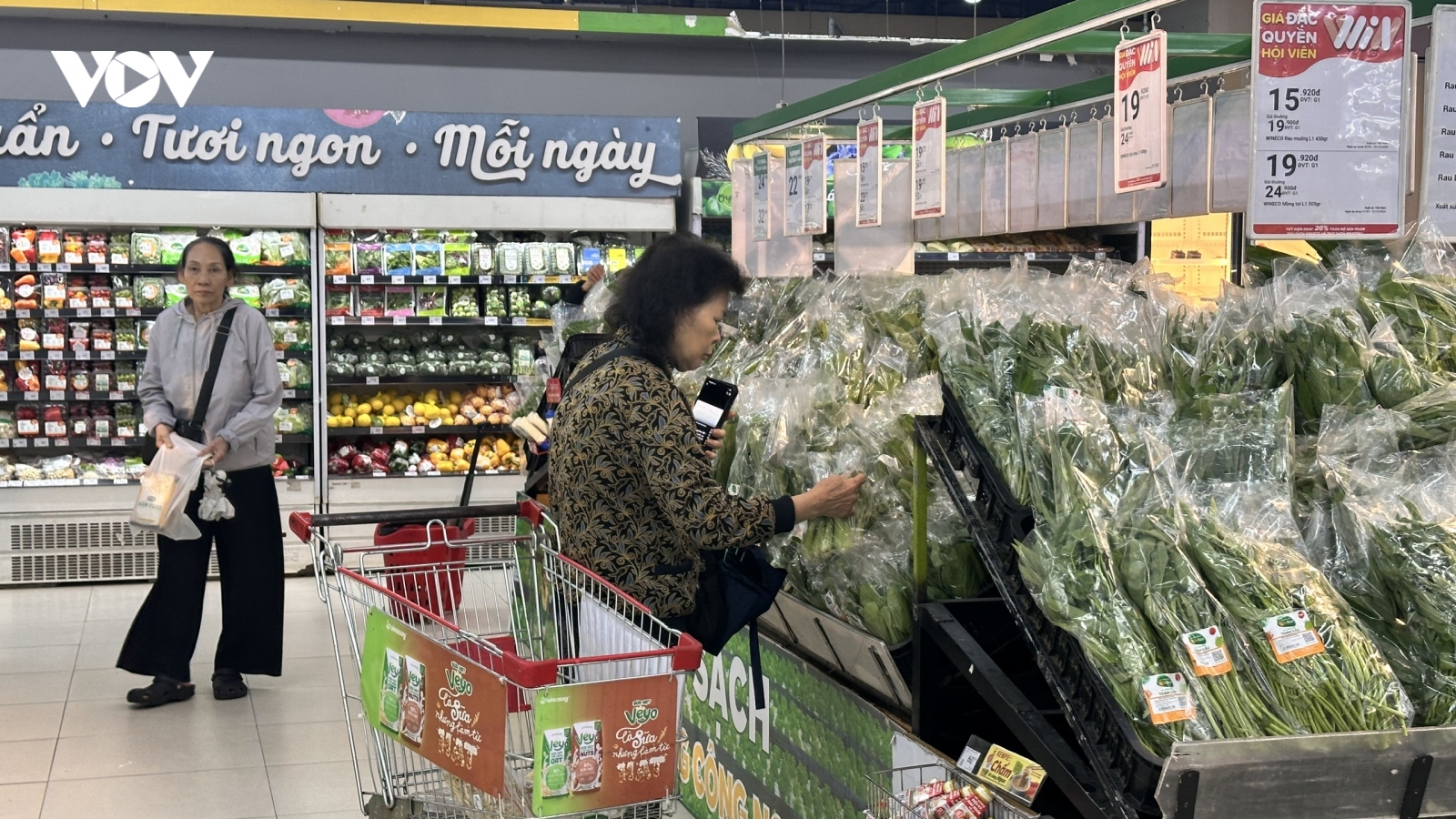 Giá thực phẩm tăng mạnh sau mưa lũ kéo lạm phát tháng 11 nhích lên 0,45%