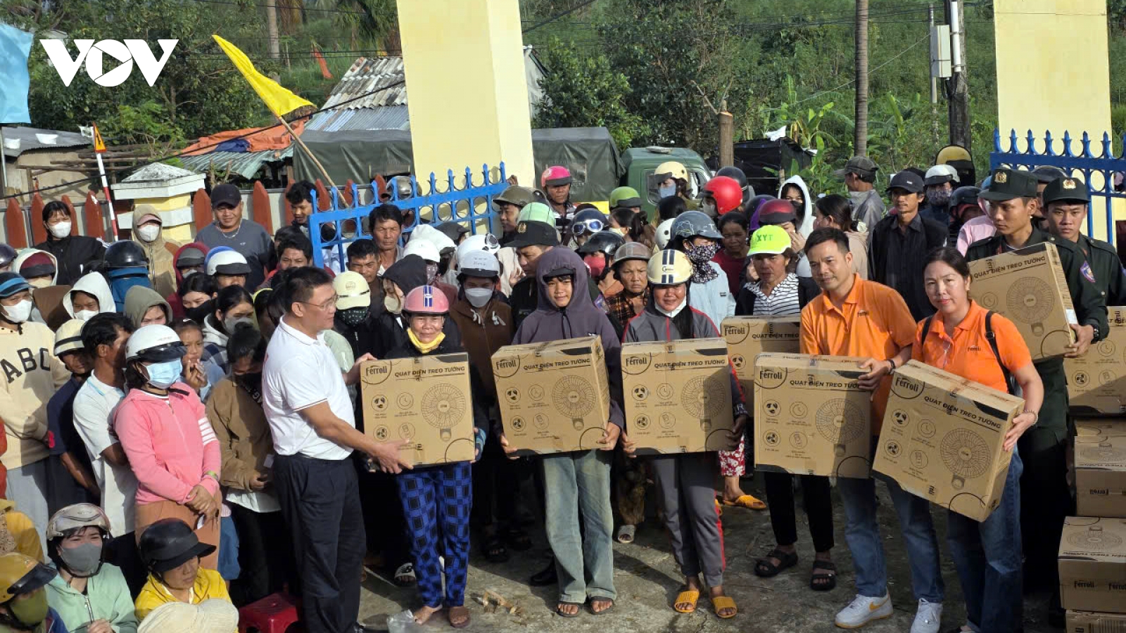 VOV và các đối tác thăm, tặng quà bà con vùng bão lũ tỉnh Gia Lai