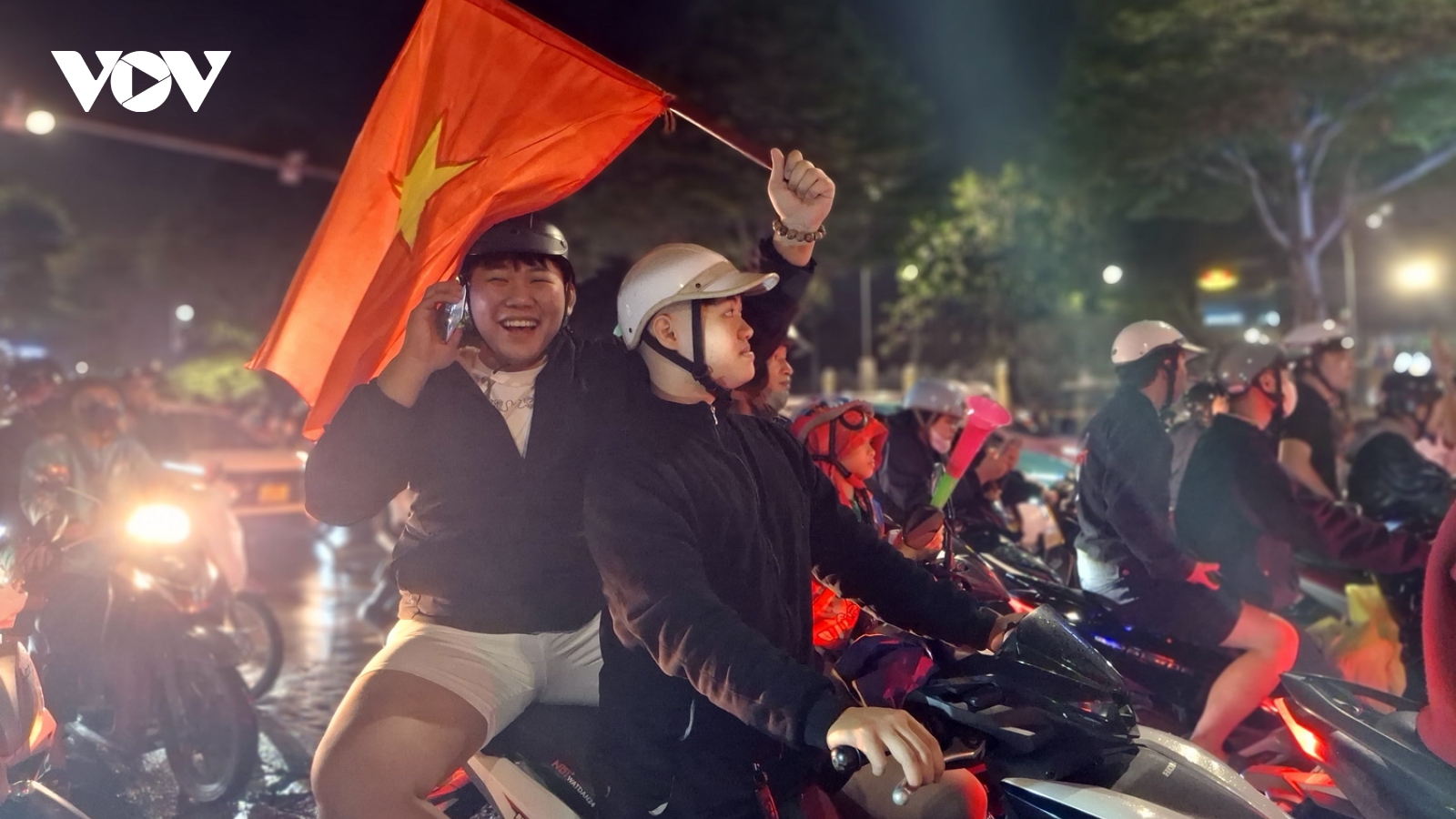 Người hâm mộ Đà Nẵng xuống đường ăn mừng chiến thắng của đội bóng U22 Việt Nam