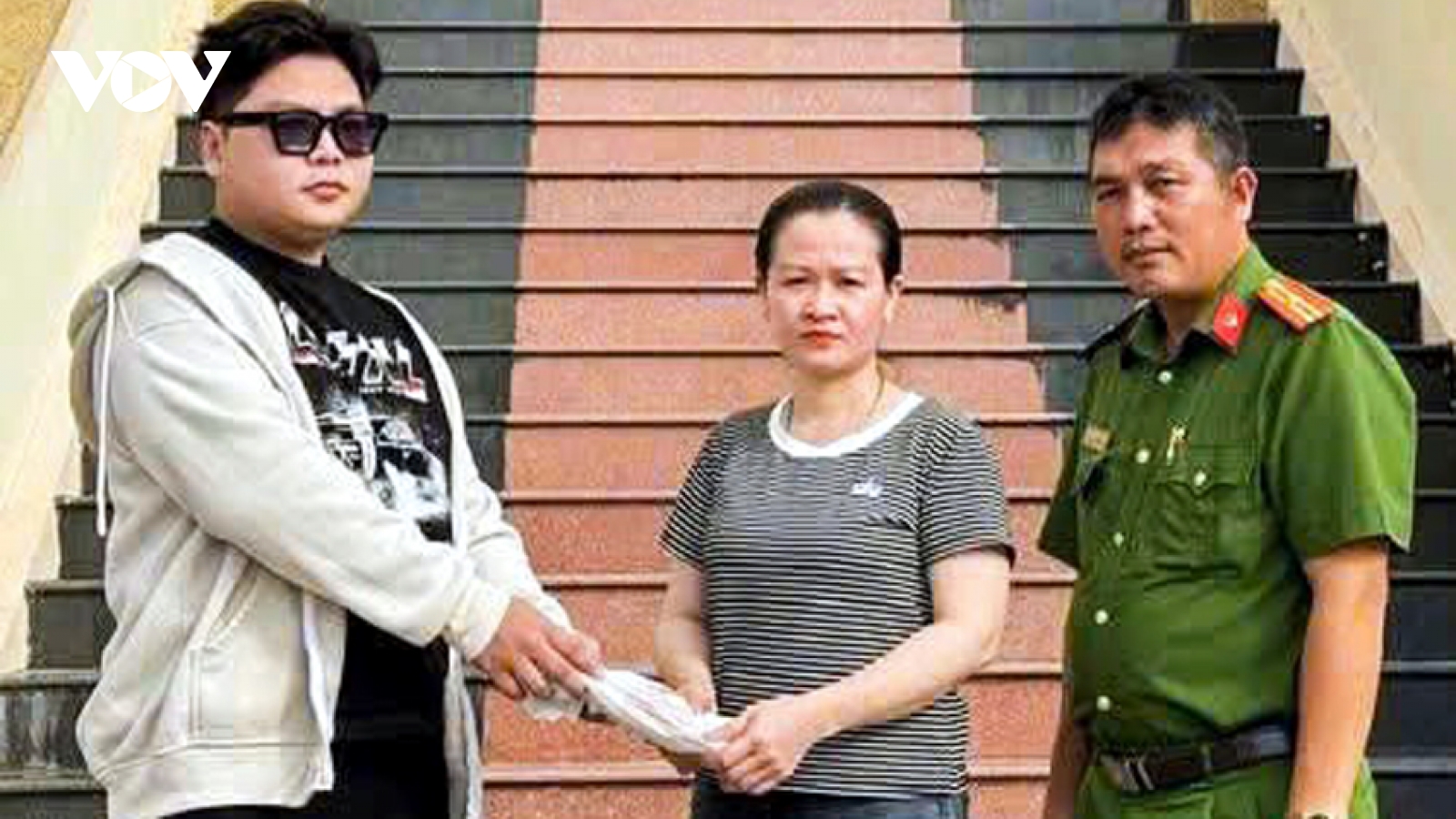 Khen thưởng thanh niên trả lại 1,2 lượng vàng và 54 triệu đồng cho người đánh rơi