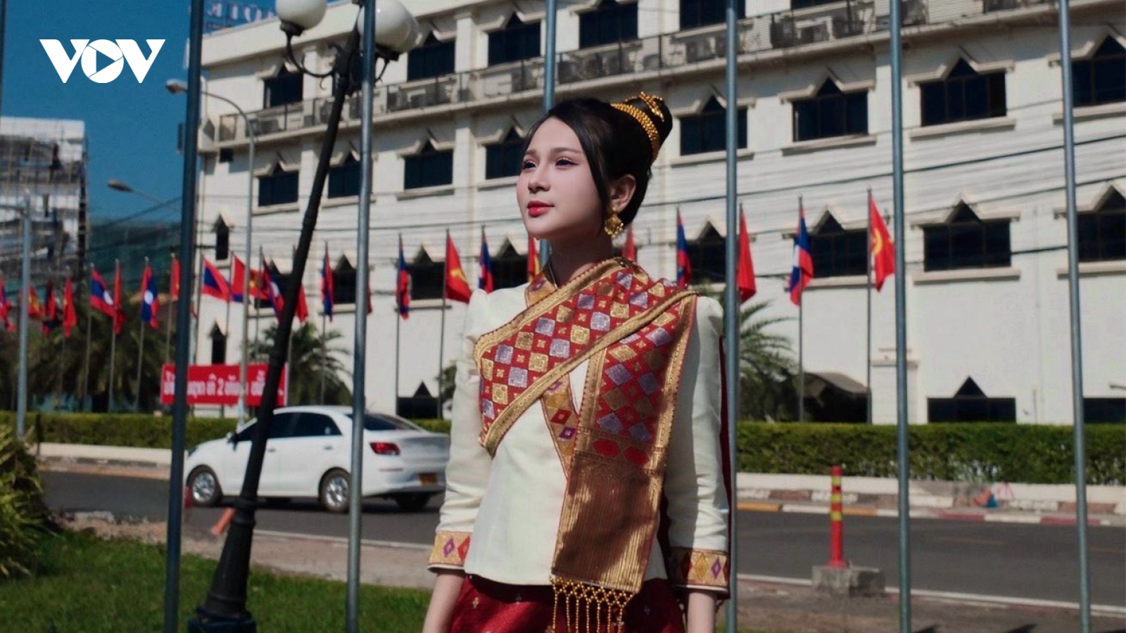 Nữ ca sĩ Việt gây sốt khi hát “Cô đôi thượng ngàn” dịp Quốc khánh Lào