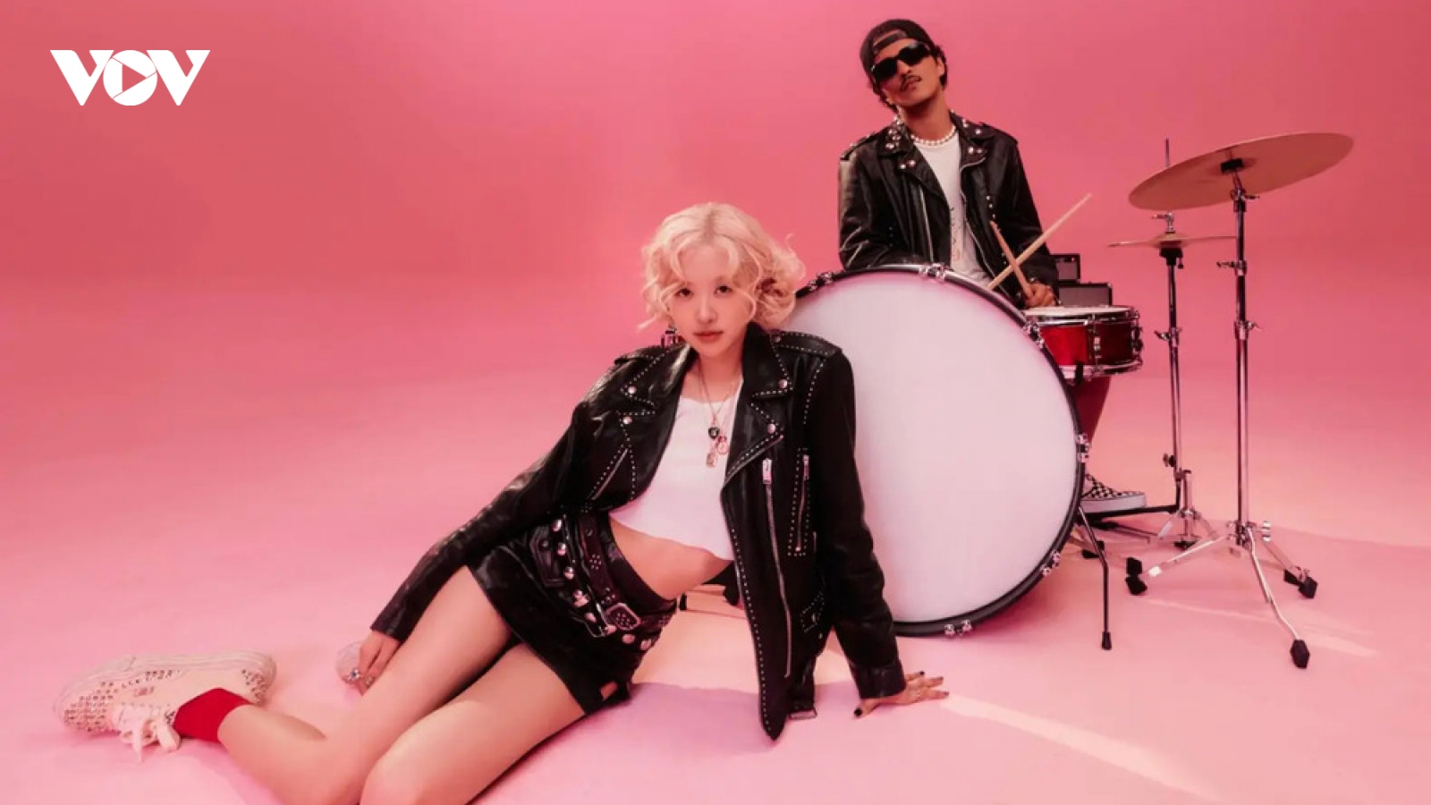 Vì sao “APT.” của Rosé và Bruno Mars thống trị bảng xếp hạng năm 2025?