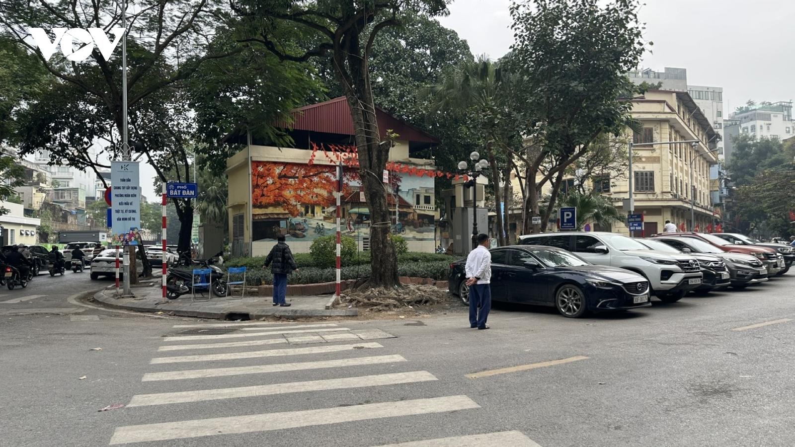 Hiện trạng vườn hoa khu phố cổ Hoàn Kiếm trước khi xây dựng bãi đỗ xe ngầm