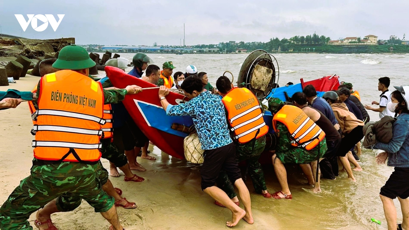 Kịp thời cứu hộ tàu cá gặp nạn ở Cửa Tùng, tỉnh Quảng Trị