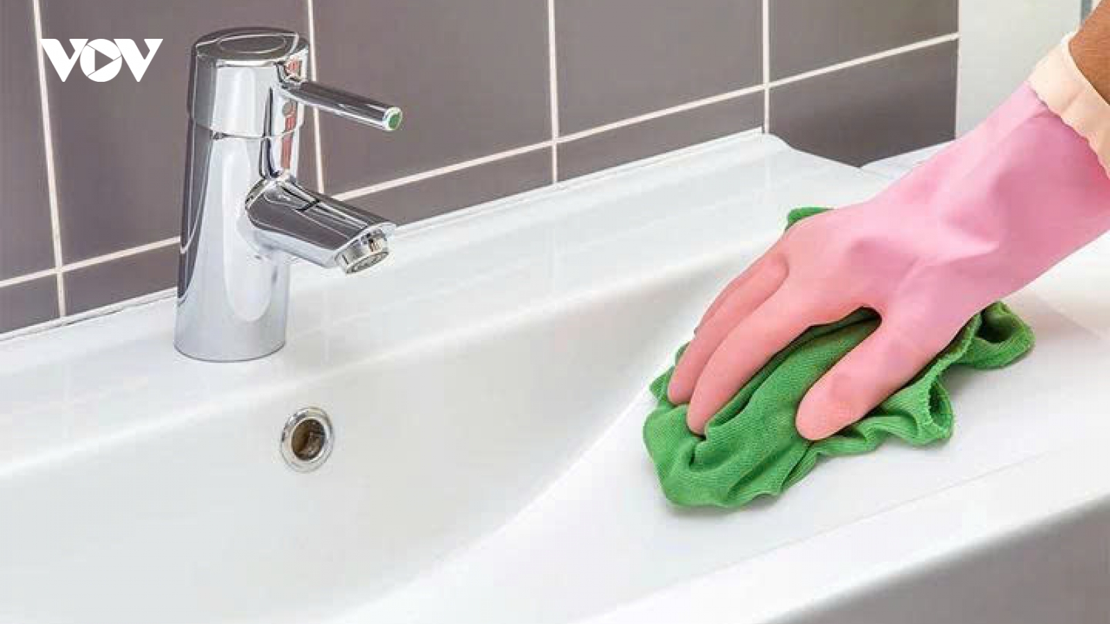 8 cách vệ sinh bồn rửa mặt sạch bong, sáng bóng như mới