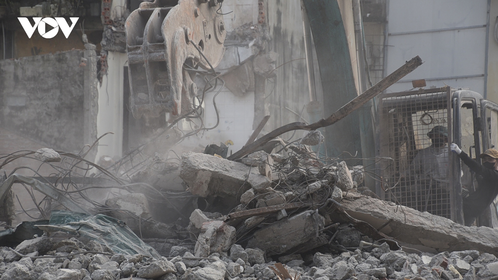 Bụi mù mịt bao phủ các tuyến đường đang thi công ở Hà Nội