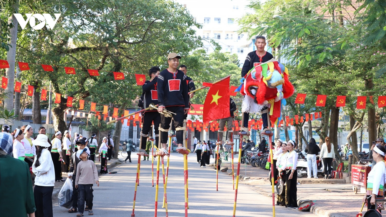 Du khách thích thú thưởng thức các đặc sản ẩm thực Ninh Bình