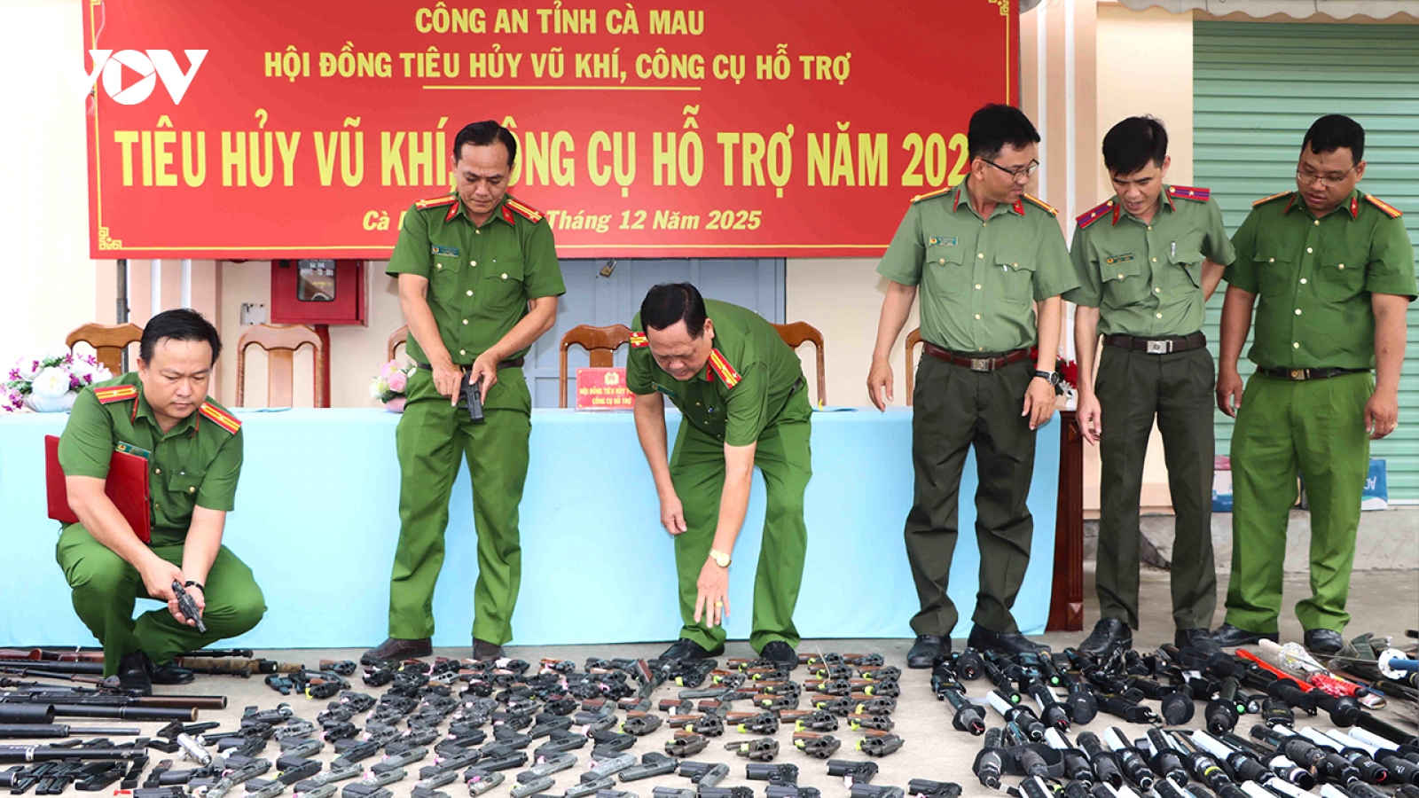 Công an Cà Mau tiêu hủy 386 vũ khí
