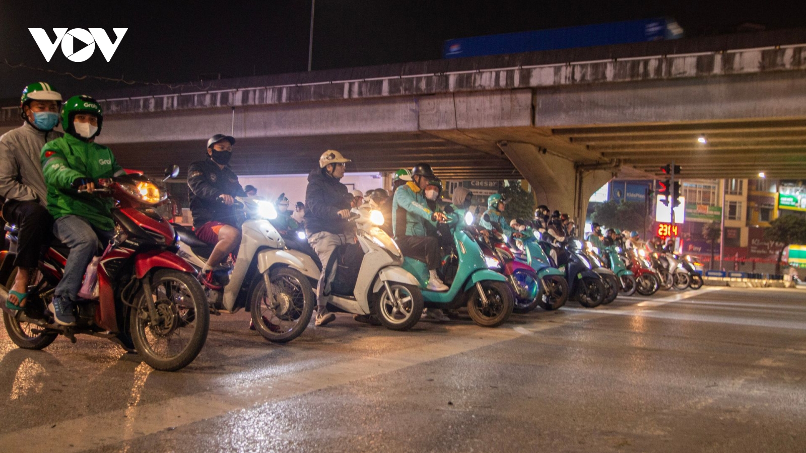 Đường Hà Nội về đêm thông thoáng, tài xế dừng đèn đỏ “thẳng như kẻ chỉ”