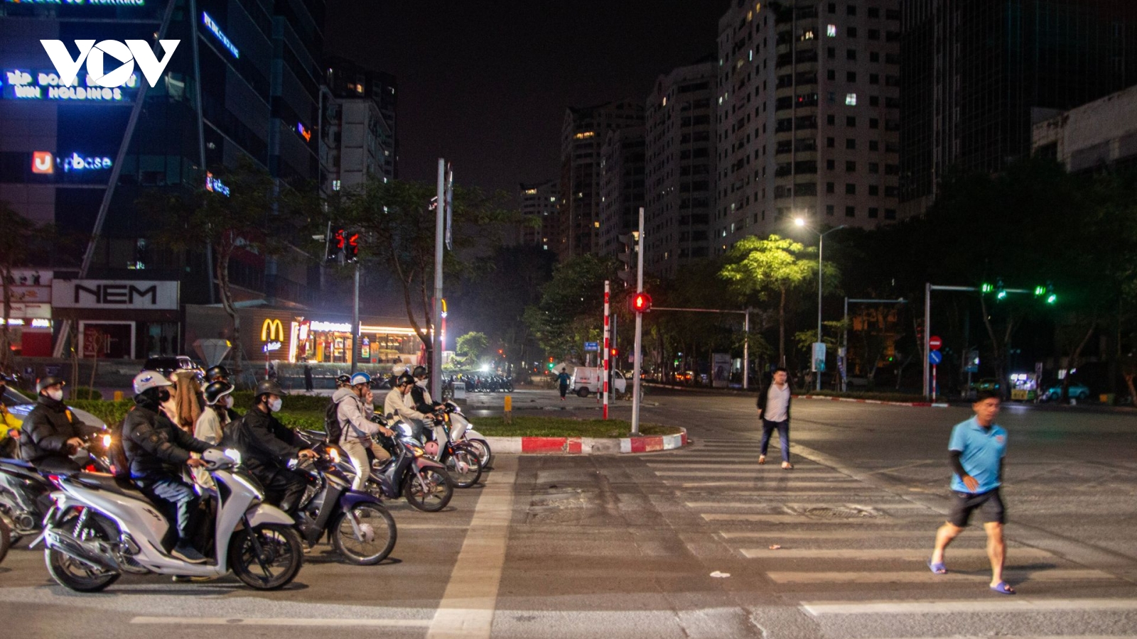 Đêm Hà Nội, đường vắng nhưng xe cộ vẫn đều tăm tắp trước vạch kẻ dừng đèn đỏ