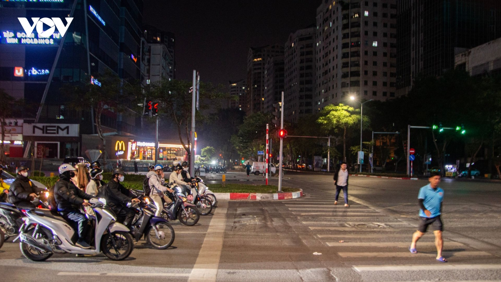 Đêm Hà Nội, đường vắng nhưng xe cộ vẫn đều tăm tắp trước vạch kẻ dừng đèn đỏ