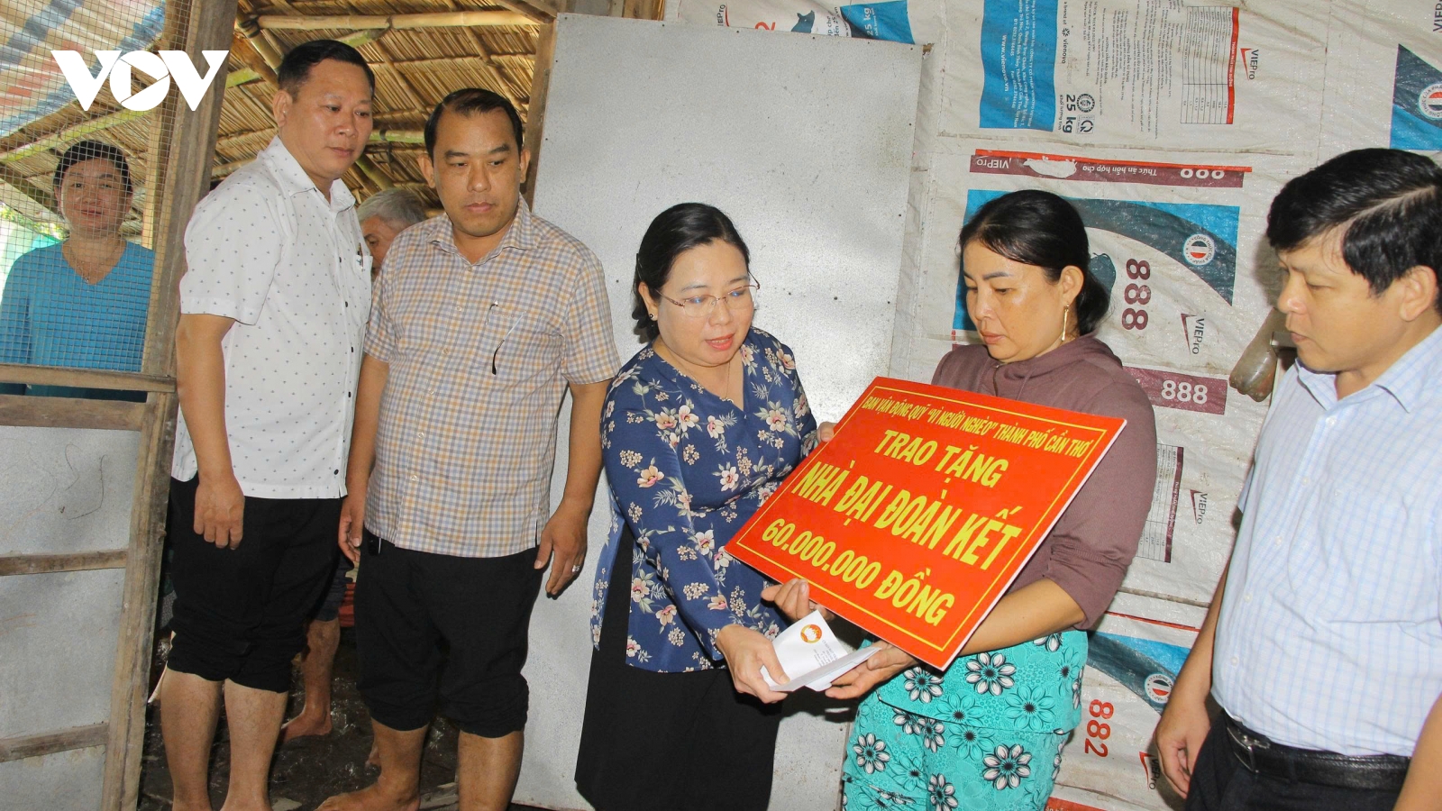 Hỗ trợ hộ nghèo, gia đình chính sách bị ảnh hưởng bởi triều cường ở Cần Thơ