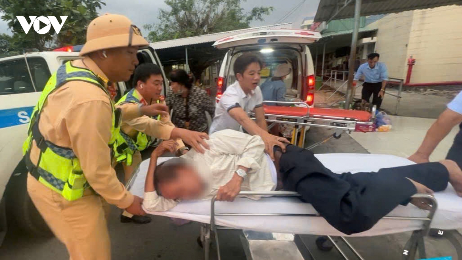 Cảnh sát giao thông hỗ trợ cứu bệnh nhân ngừng thở trên cao tốc