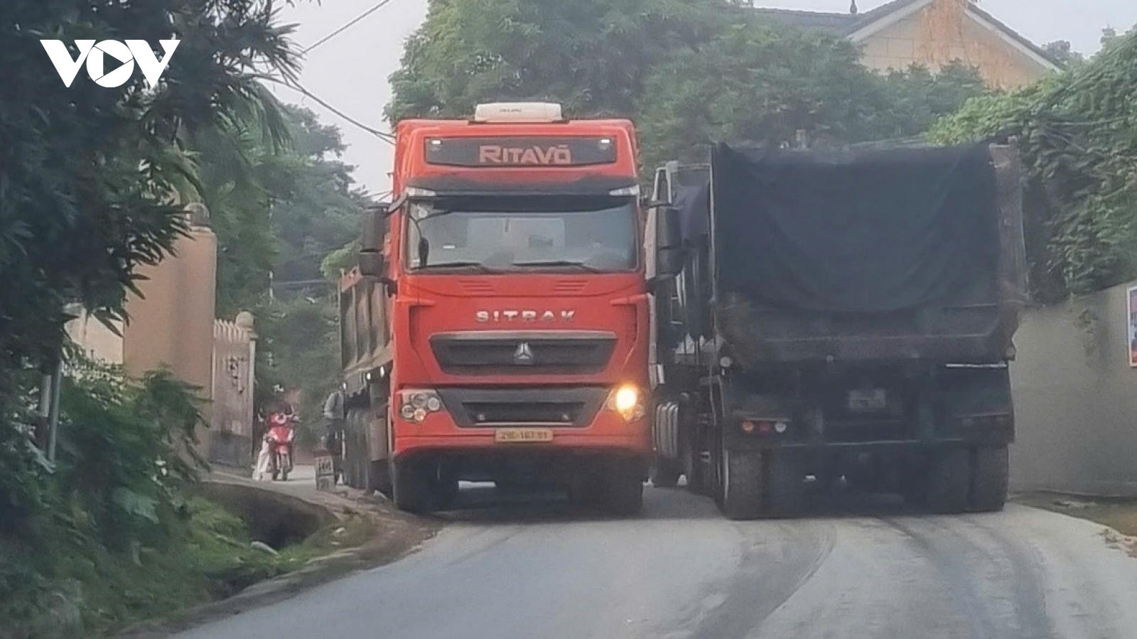 Xe chở cát có dấu hiệu quá tải dày đặc trên Quốc lộ 32C, người dân Phú Thọ bất an