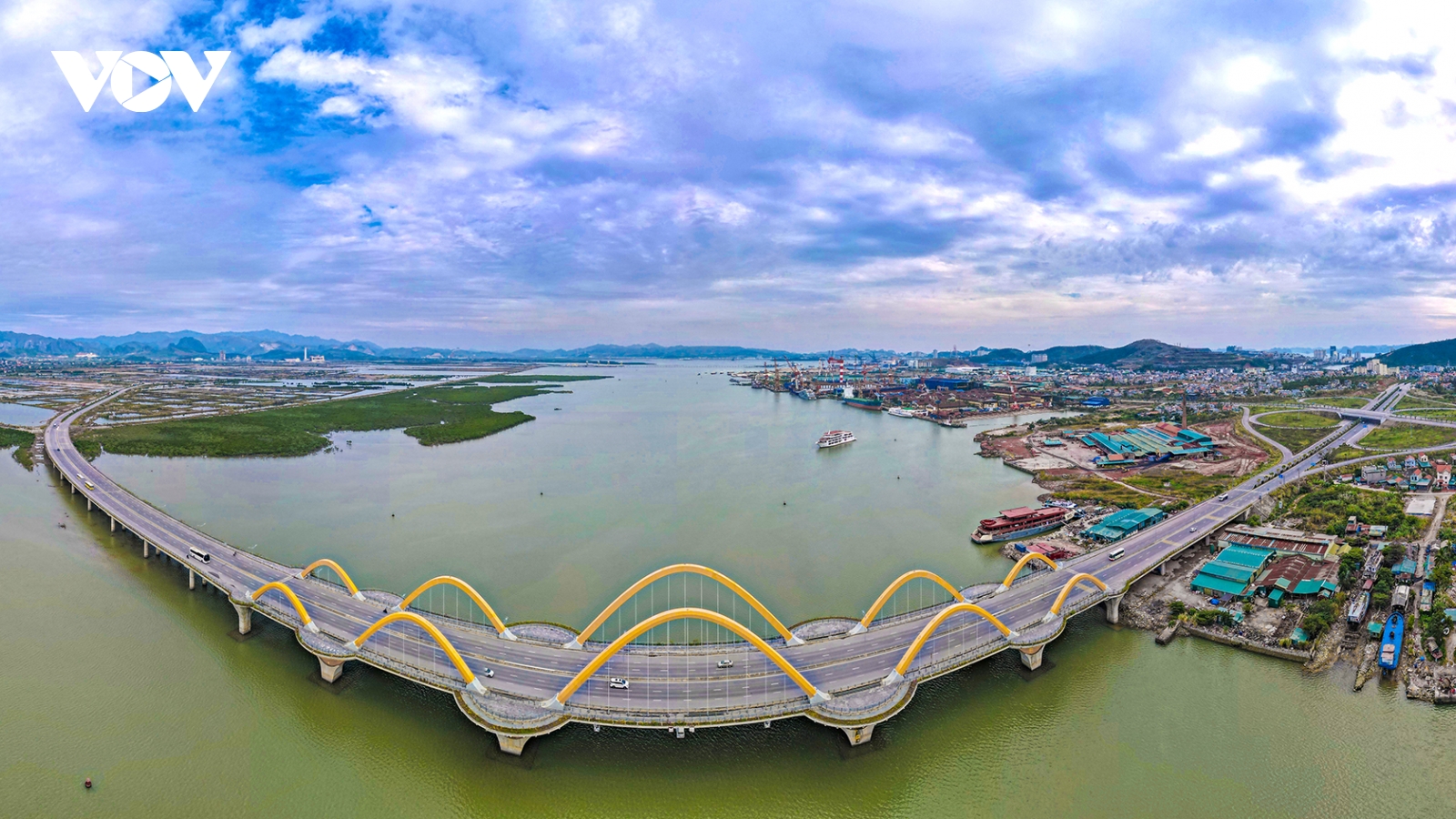 Cận cảnh những cây cầu bắc ngang vịnh Cửa Lục (Quảng Ninh)