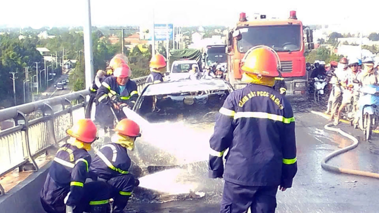 Đồng Tháp: Cháy xe ô tô trên cầu Rạch Miễu, giao thông ùn tắc nghiêm trọng