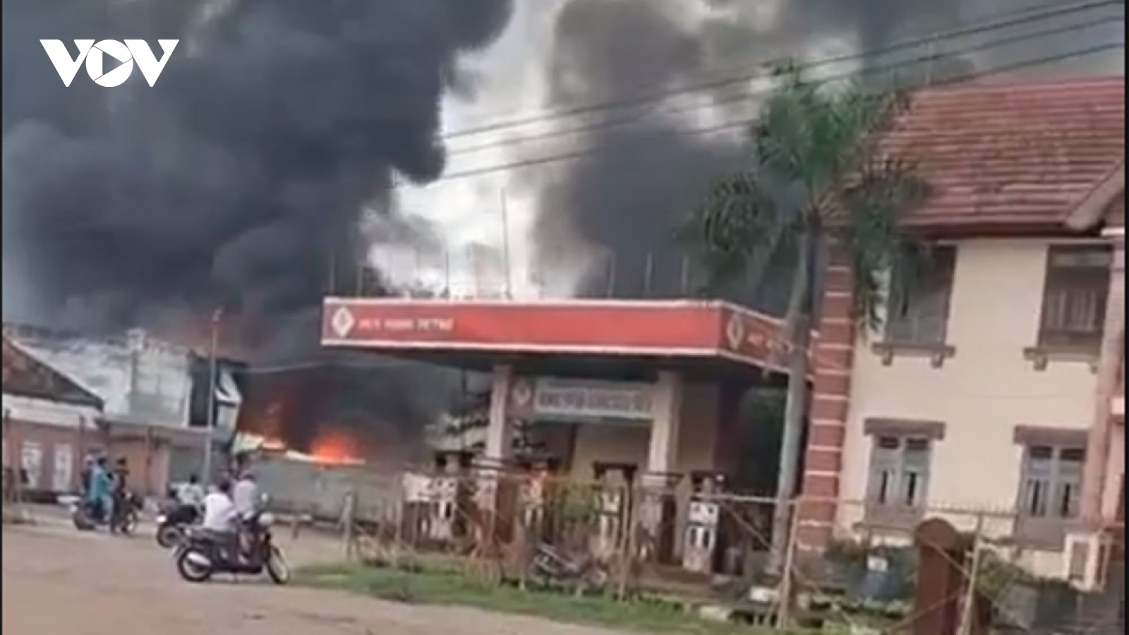 Cháy kho cơ khí cạnh cây xăng ở TP.HCM, lực lượng chức năng khống chế kịp thời