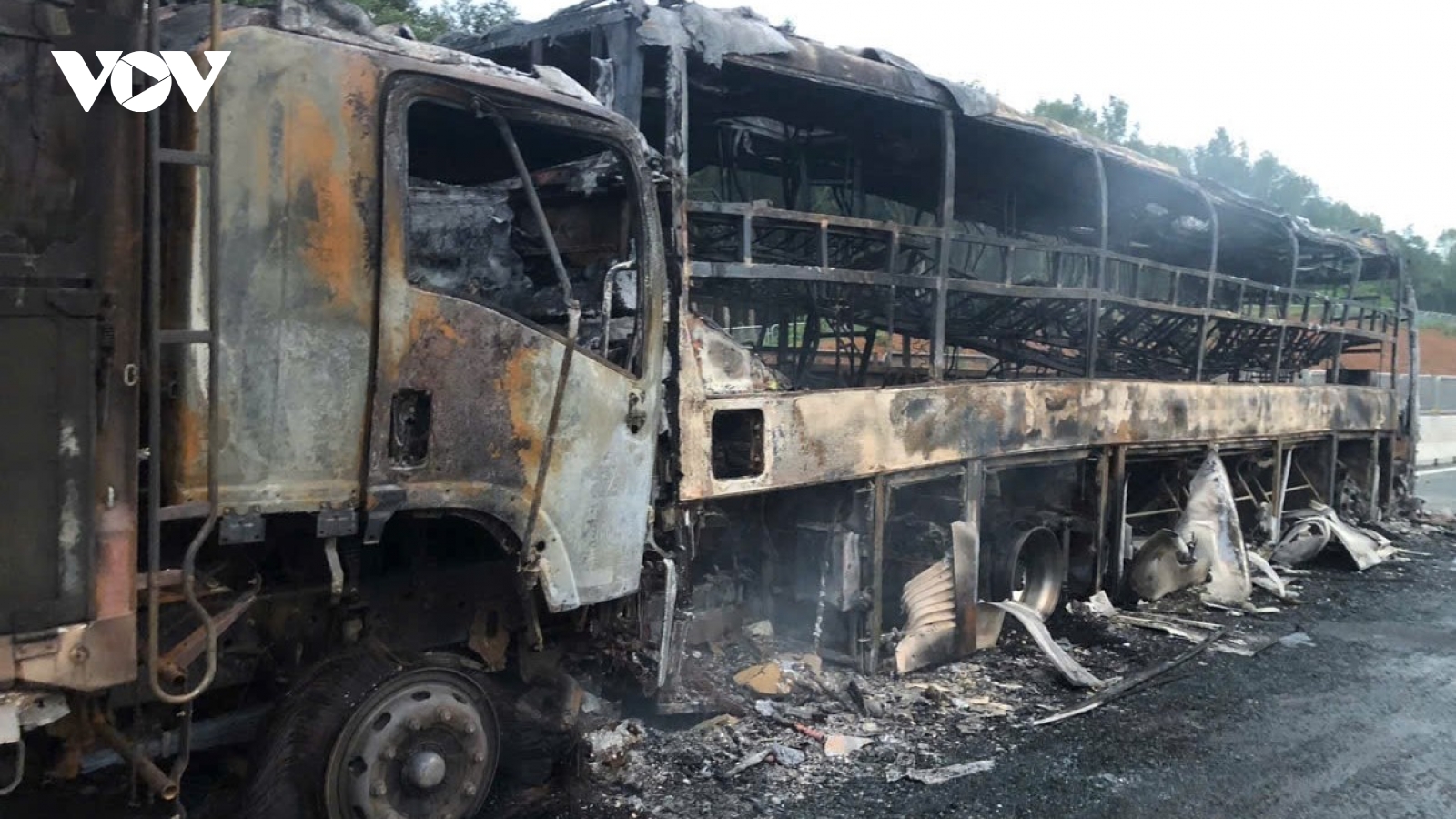 Ba xe ô tô bốc cháy sau va chạm liên hoàn trên cao tốc Vân Phong - Nha Trang