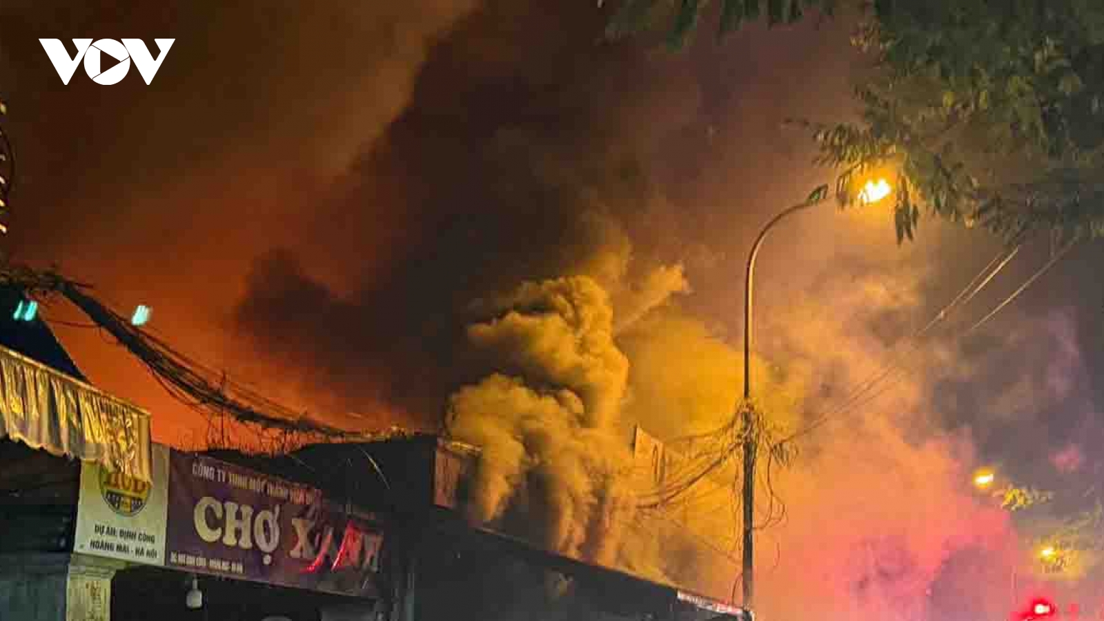 Chợ Xanh ở Hà Nội cháy ngùn ngụt, cột khói cao hàng chục mét đe dọa khu dân cư