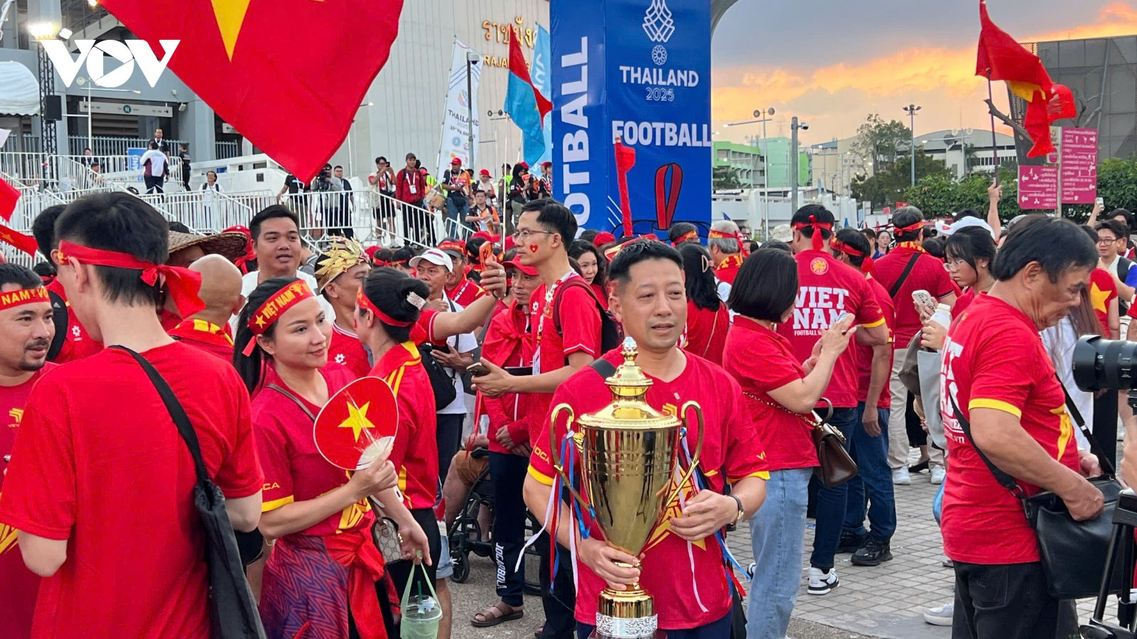 Sắc đỏ Việt Nam tại trận chung kết bóng đá nam SEA Games 33