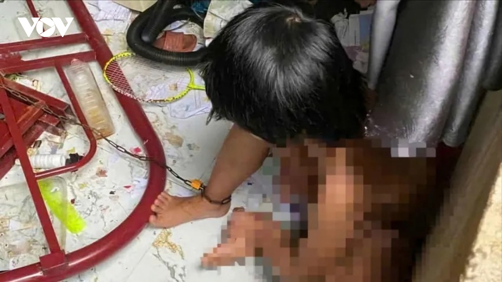 Người cha khai lý do xích chân, nhốt con gái trong phòng tại Đắk Lắk