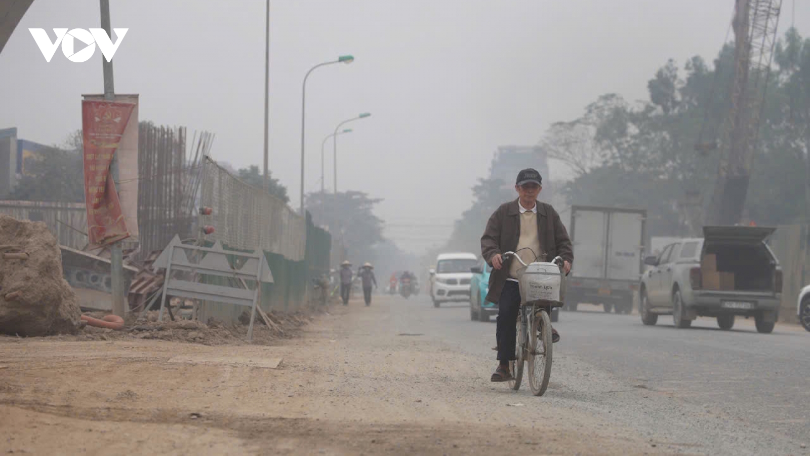 Nhan nhản công trường che chắn cẩu thả, người dân Hà Nội “sống chung” với bụi