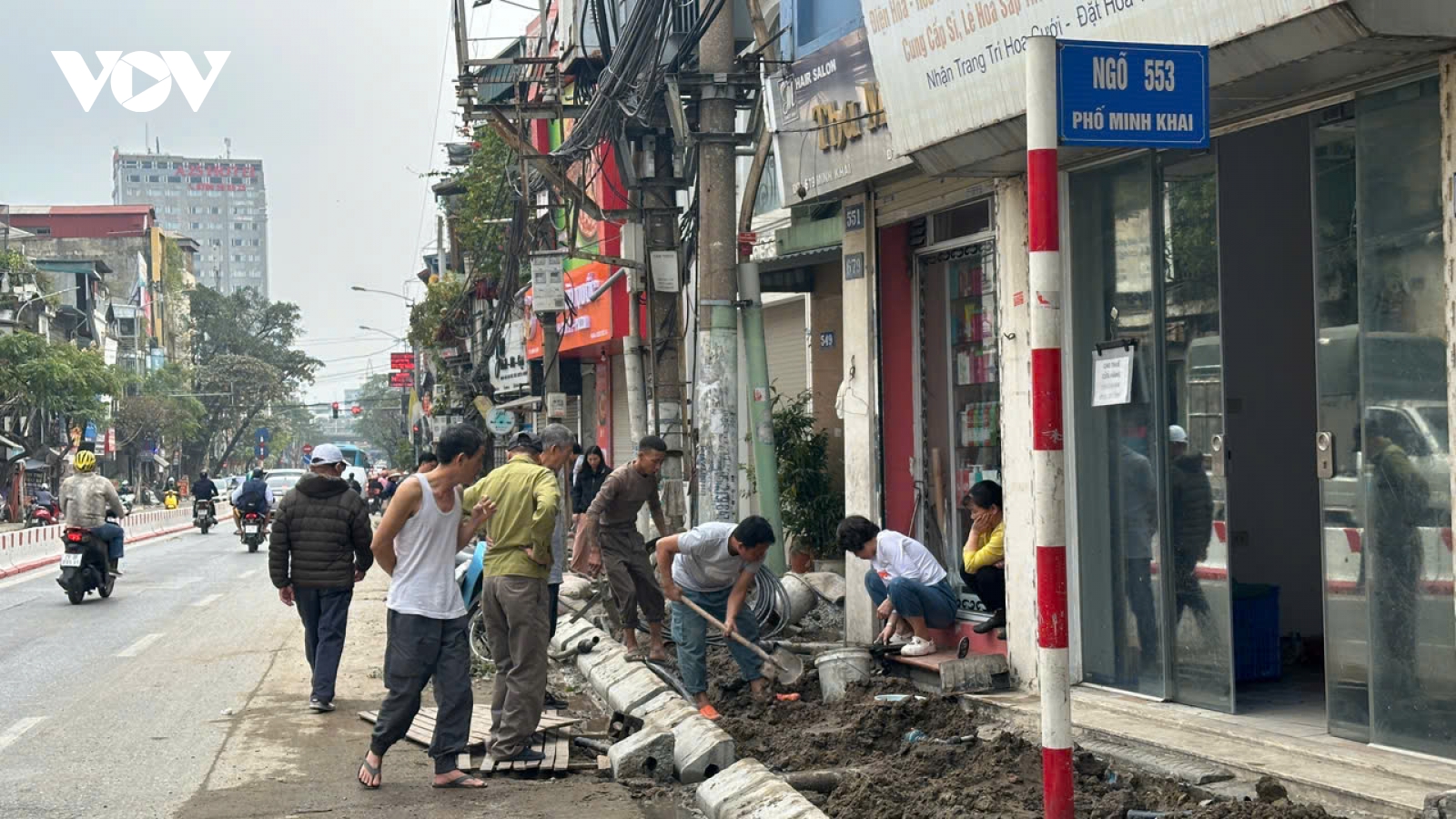 Vỉa hè bị đào bới, che chắn cẩu thả, bụi bẩn bủa vây phố phường Hà Nội