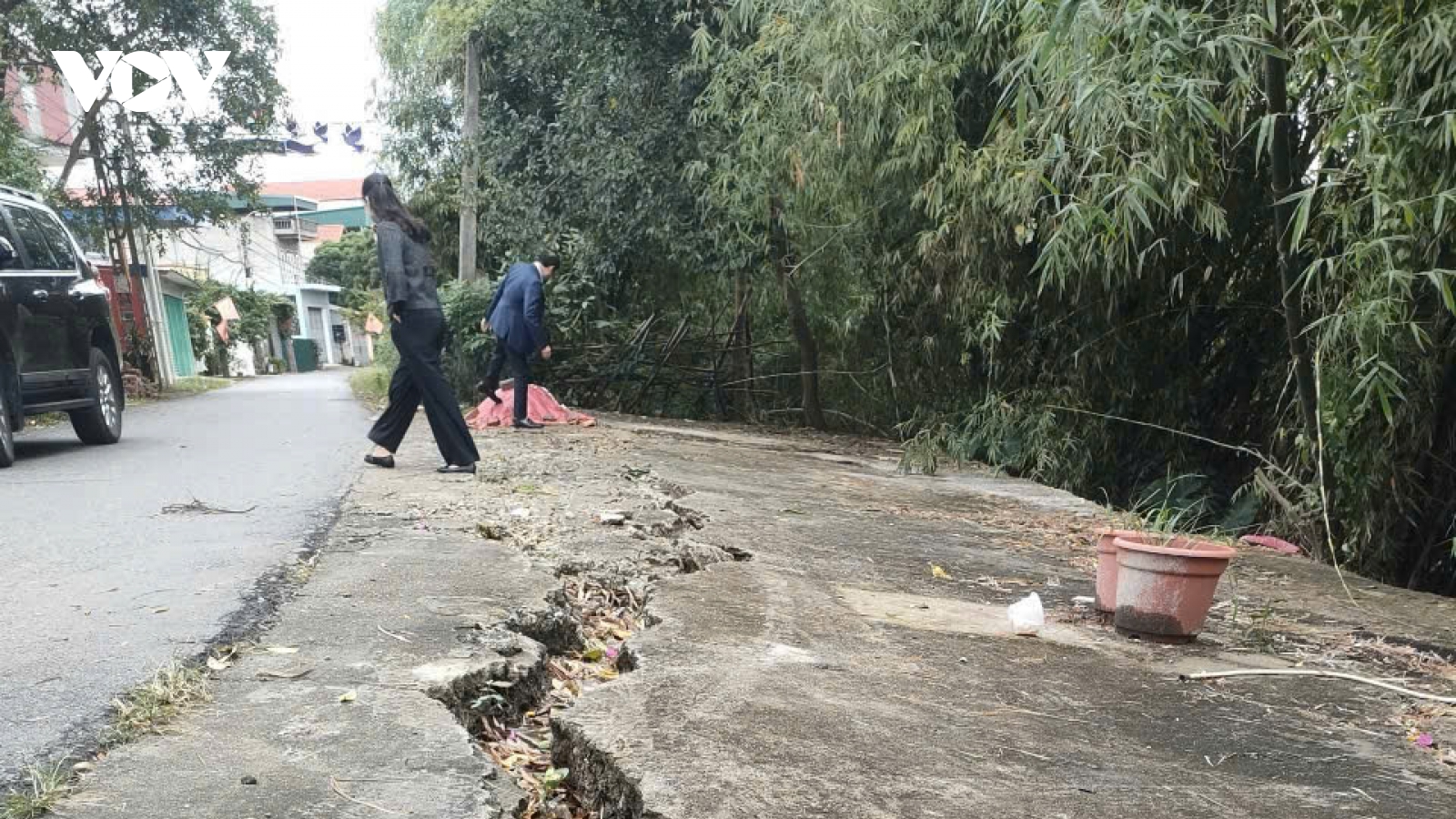 Phú Thọ cảnh báo nguy hiểm trên tuyến đê Cà Lồ do nứt, tụt chân đê