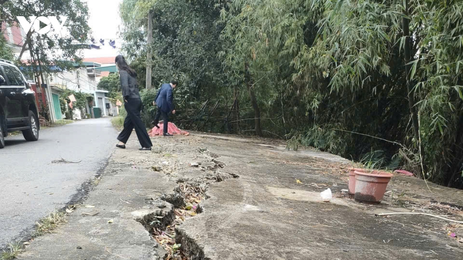Phú Thọ cảnh báo nguy hiểm trên tuyến đê Cà Lồ do nứt, tụt chân đê