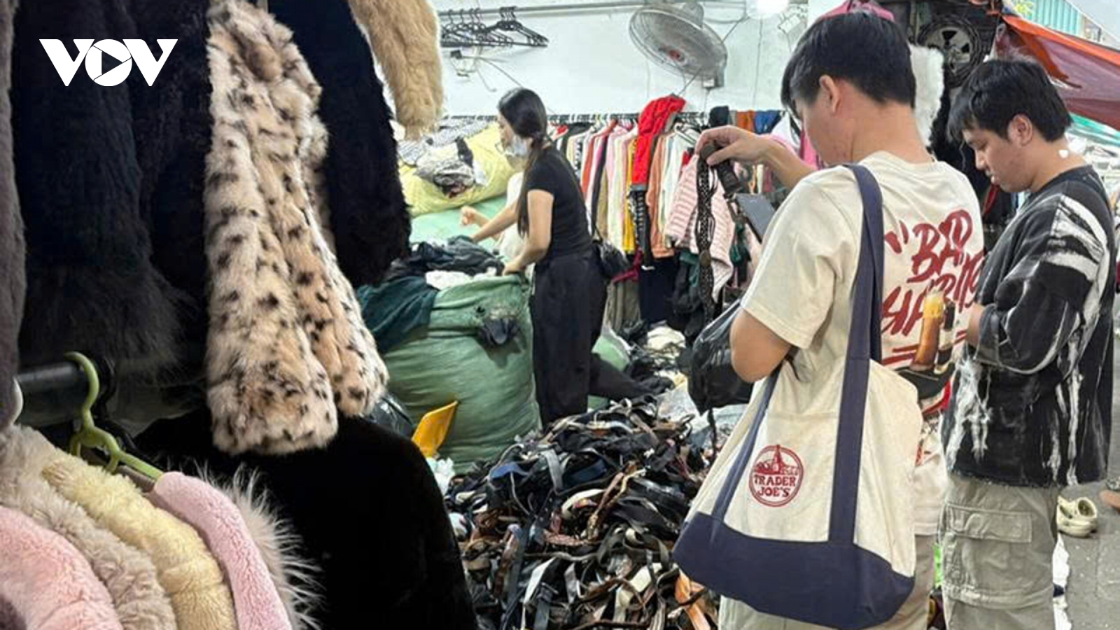 Chợ đồ cũ ở Hà Nội mua bán nhộn nhịp và nguy cơ tái diễn tiêu dùng nhanh