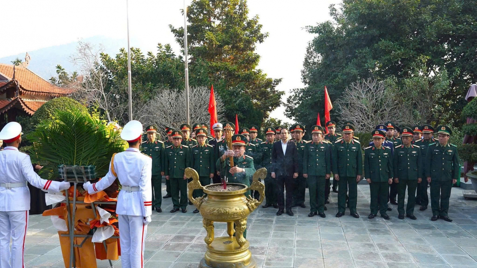 Dâng hương tưởng niệm Chủ tịch Hồ Chí Minh tại ATK Định Hóa