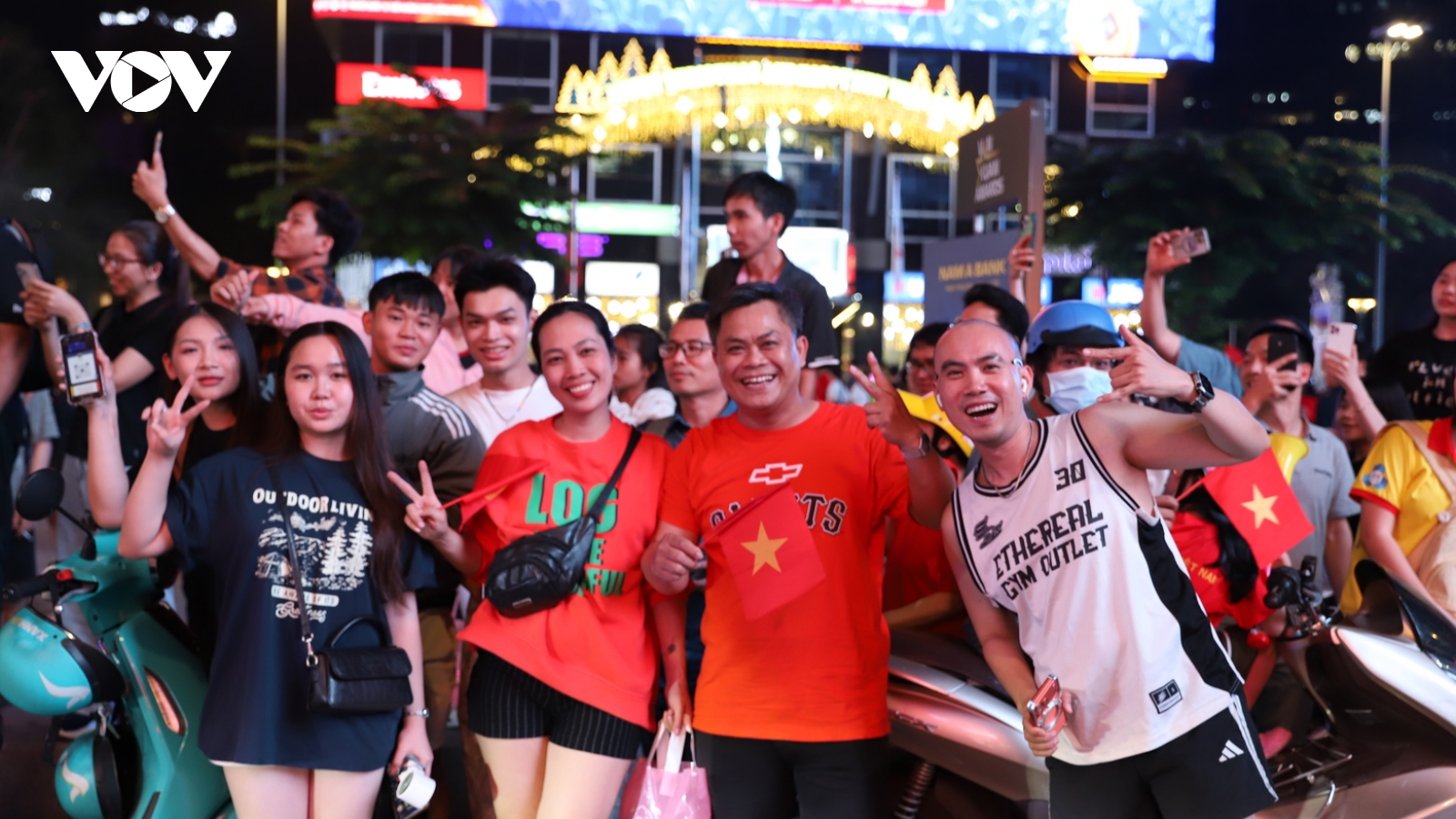 Người dân TP.HCM vỡ oà chiến thắng ngoạn mục của U22 Việt Nam