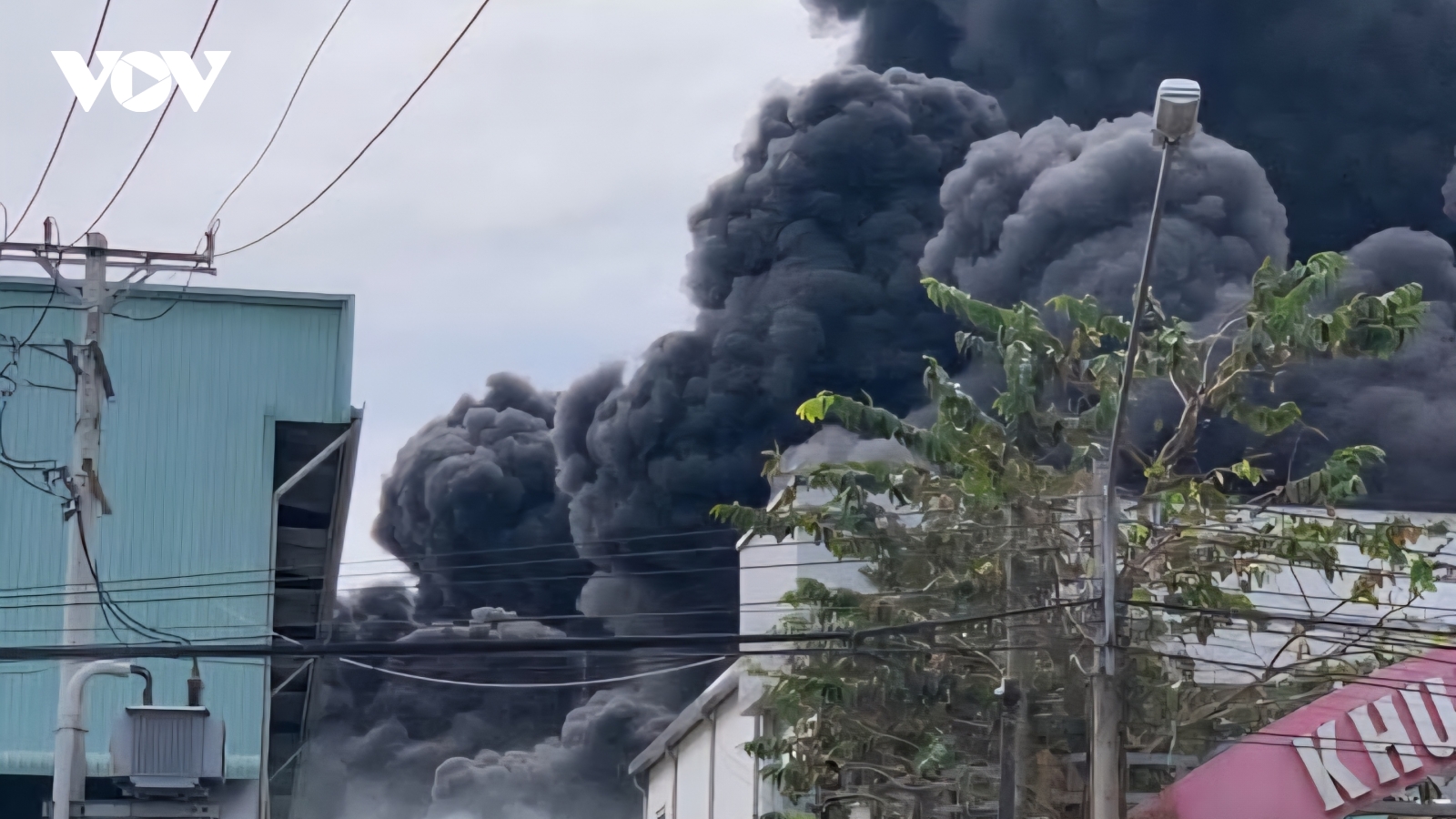 Cháy bãi phế liệu mút xốp tại TP.HCM, khói đen bao trùm bầu trời