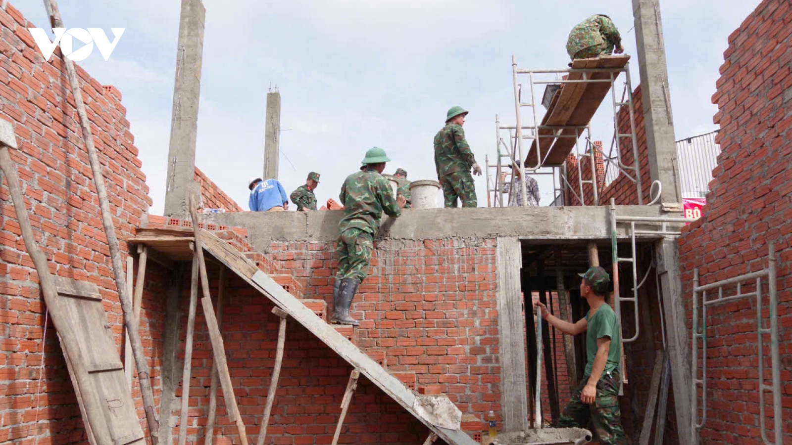 Làm nhà giúp dân vùng lũ miền Trung