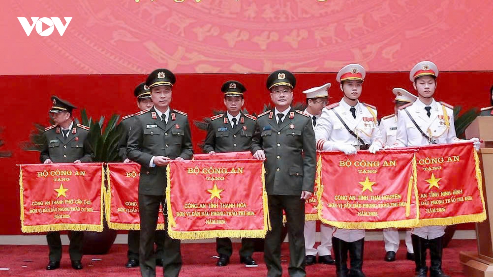 Công an tỉnh Thanh Hóa nhận Cờ “Đơn vị dẫn đầu phong trào thi đua” năm 2025