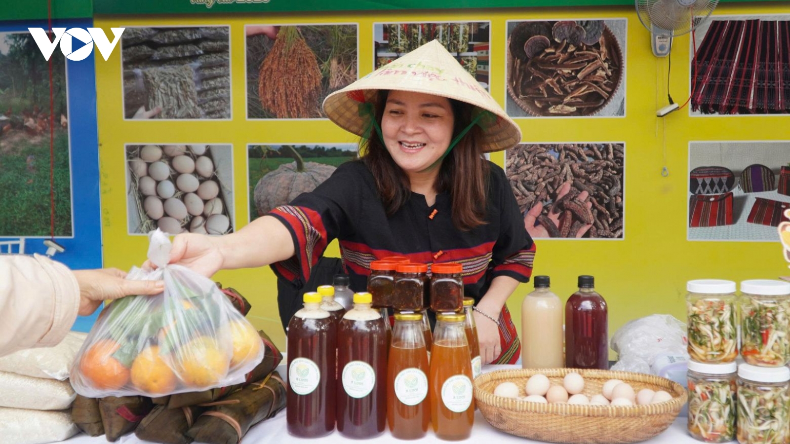 Phiên chợ vùng cao kết nối tiêu thụ nông sản miền núi ở Huế