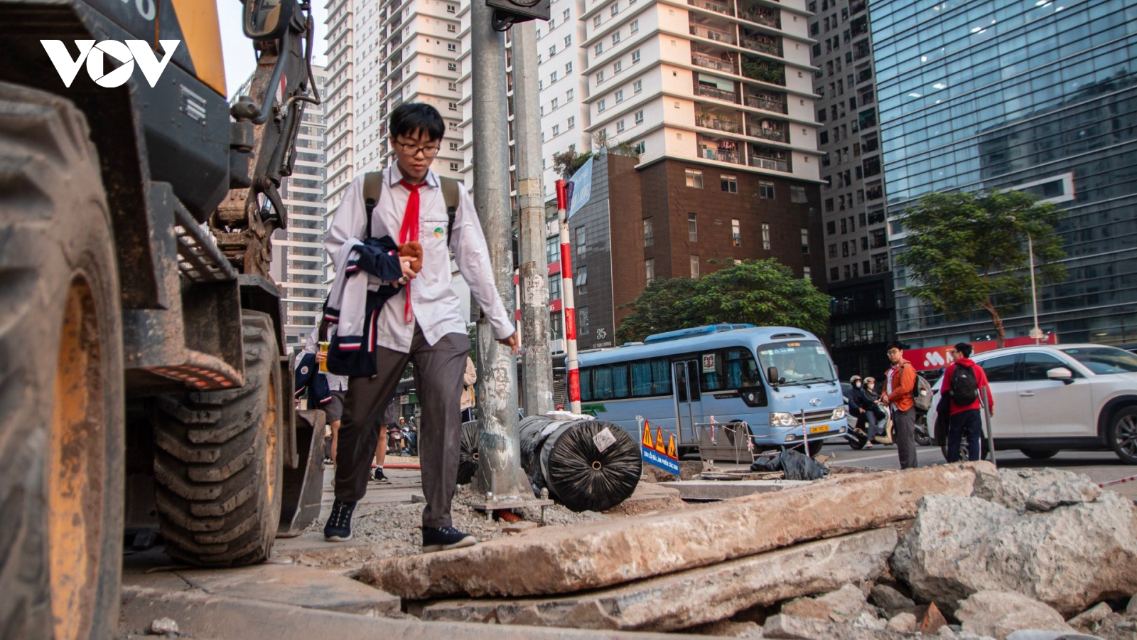 Xén vỉa hè, di dời cây ở điểm đen giao thông Hà Nội, người đi bộ loay hoay né gạch đá
