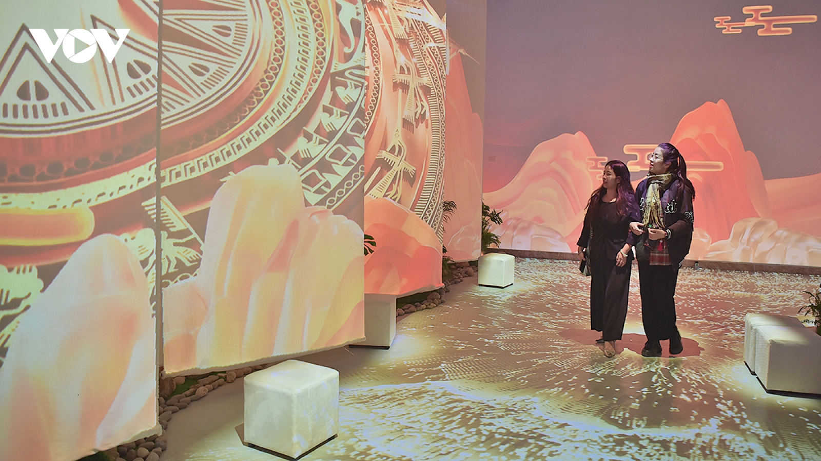 Mãn nhãn với Triển lãm số "Hà Nội rạng rỡ - Ánh sáng và di sản"