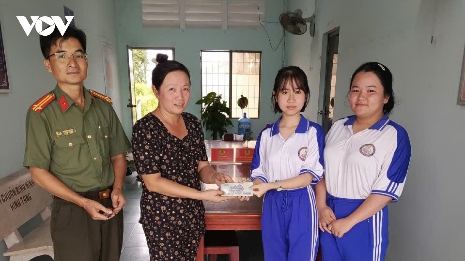 Học sinh Đồng Tháp nhặt và trả lại tài sản cho người bị mất