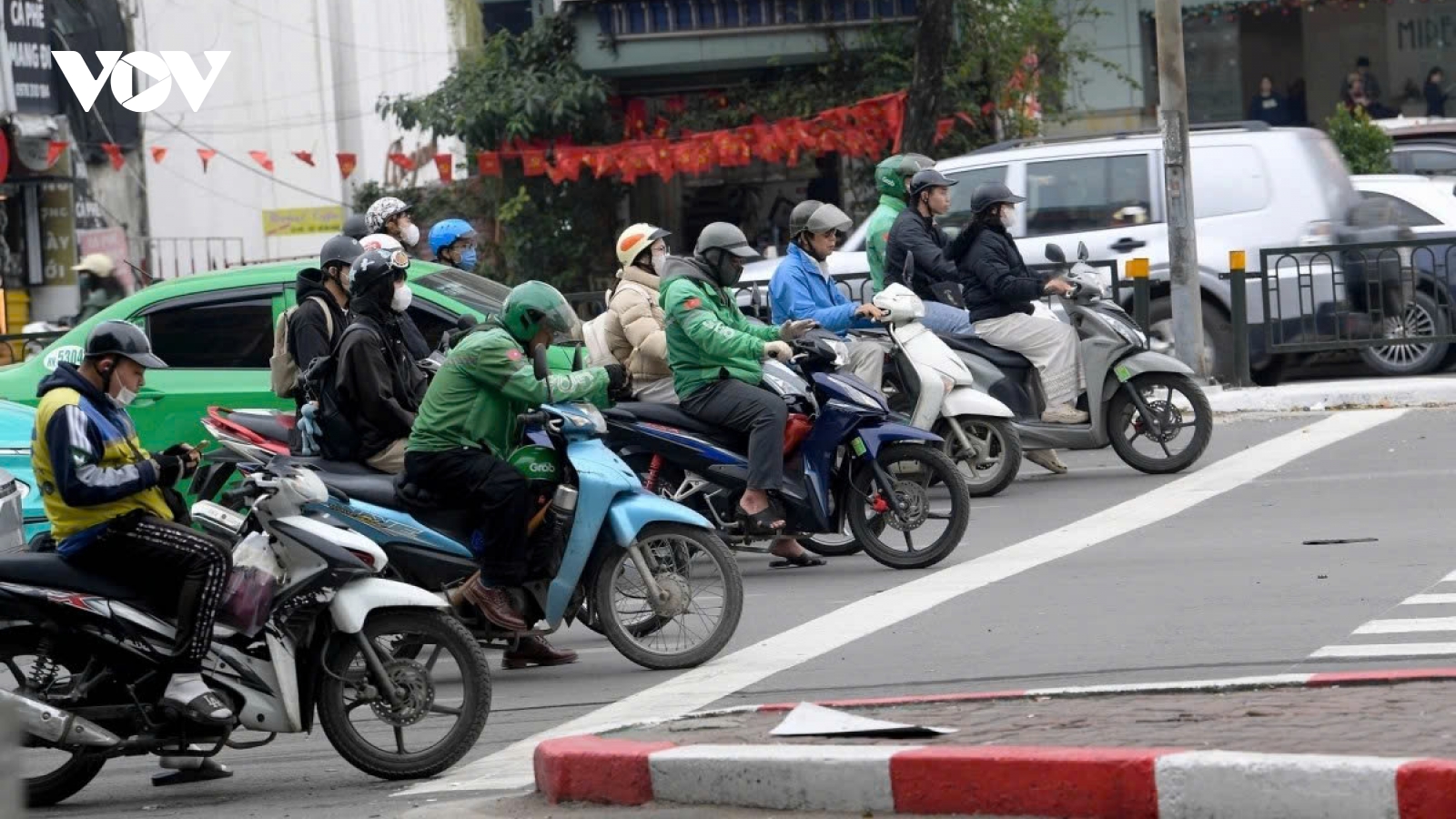 Running red lights, lane violations become rare after AI cameras go live in Hanoi