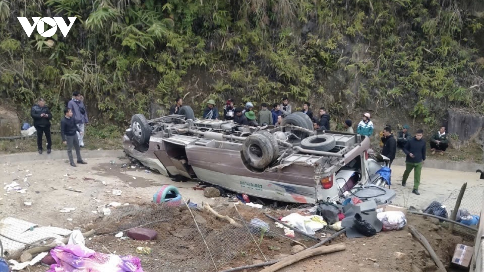 Lật xe 29 chỗ chở đoàn từ thiện ở Lào Cai, 8 người tử vong