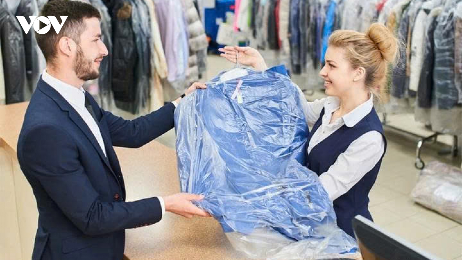 Nên giặt khô tại nhà hay mang ra tiệm?