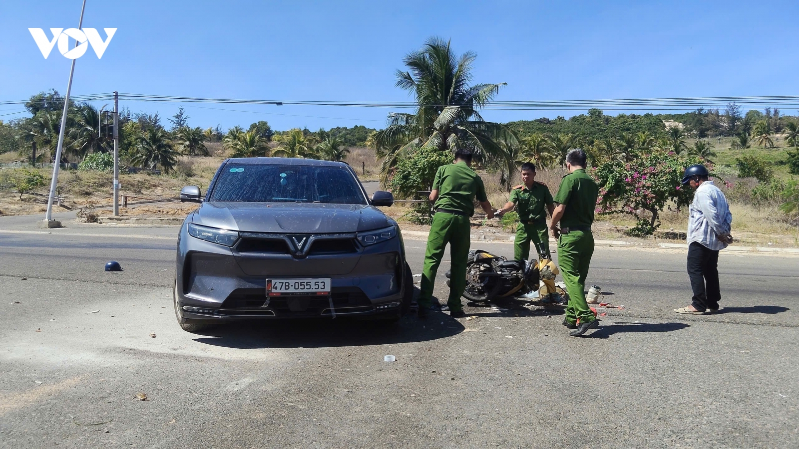 Xe máy va chạm xe ô tô trên tuyến đường du lịch Mũi Né khiến một người tử vong