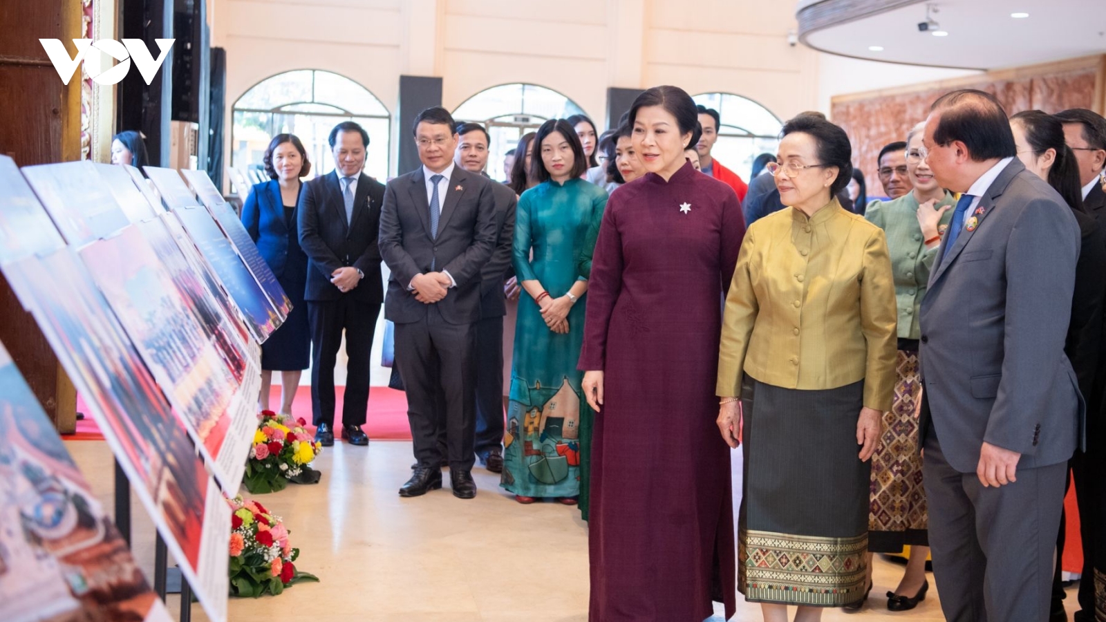 Khai mạc triển lãm ảnh "Quan hệ hữu nghị vĩ đại Việt Nam - Lào" tại Vientiane