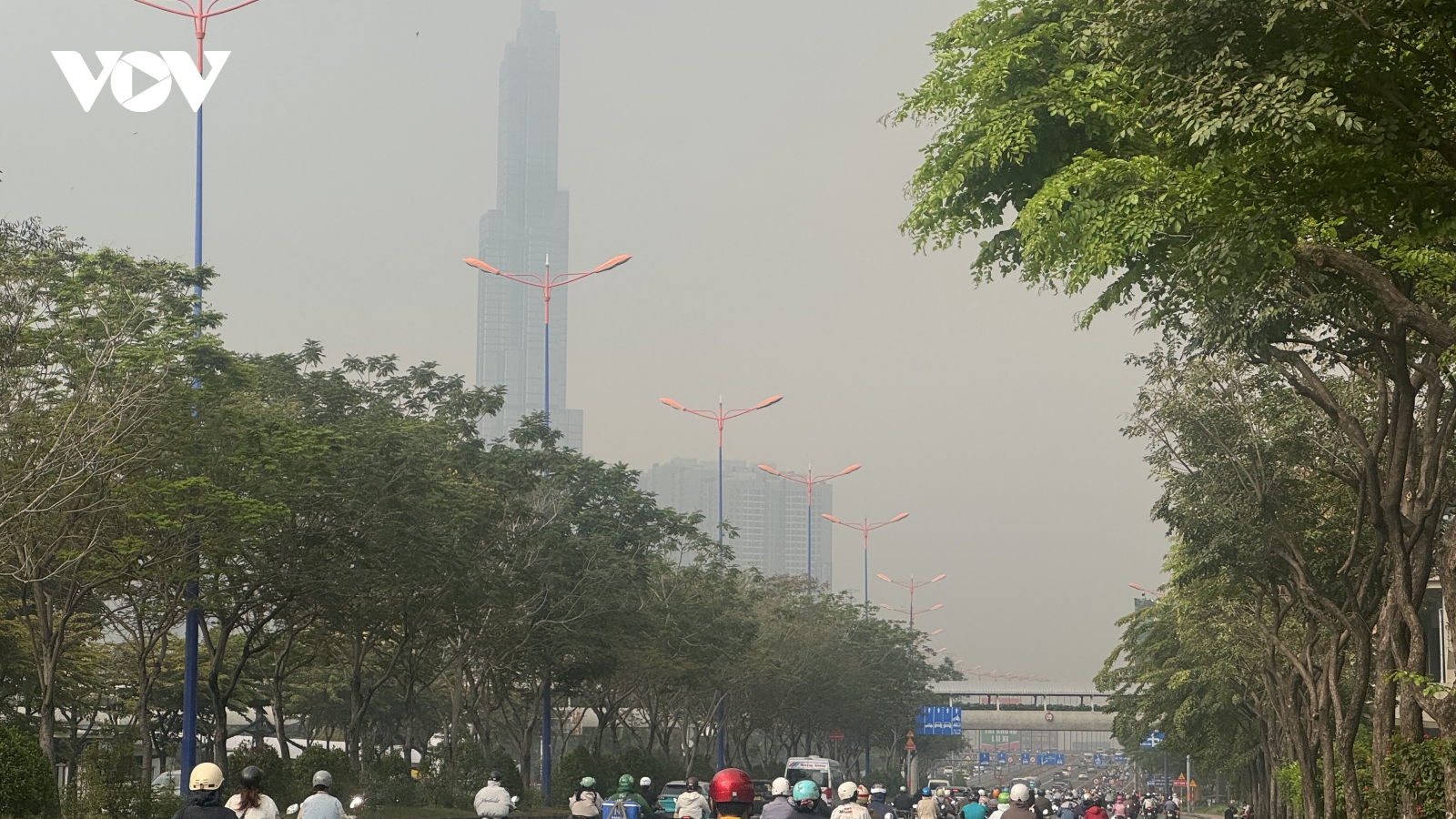 TP.HCM mờ đục bởi lớp sương mù từ sáng sớm đến gần trưa