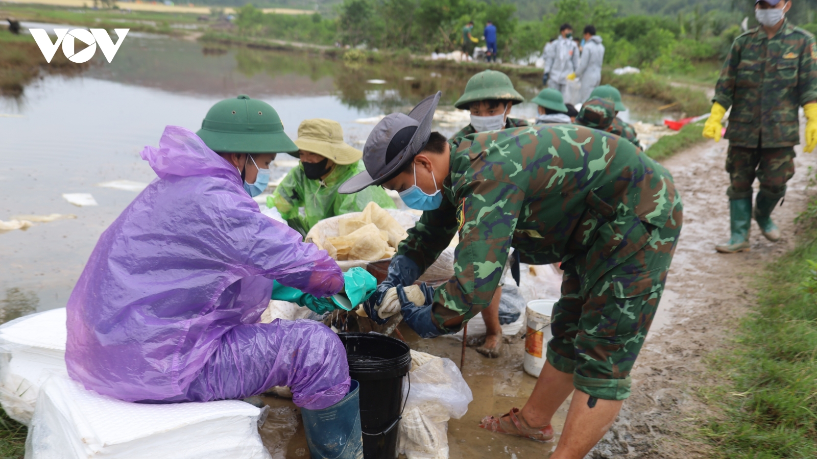 Khẩn trương xử lý sự cố tràn dầu ra môi trường ở Quảng Ngãi