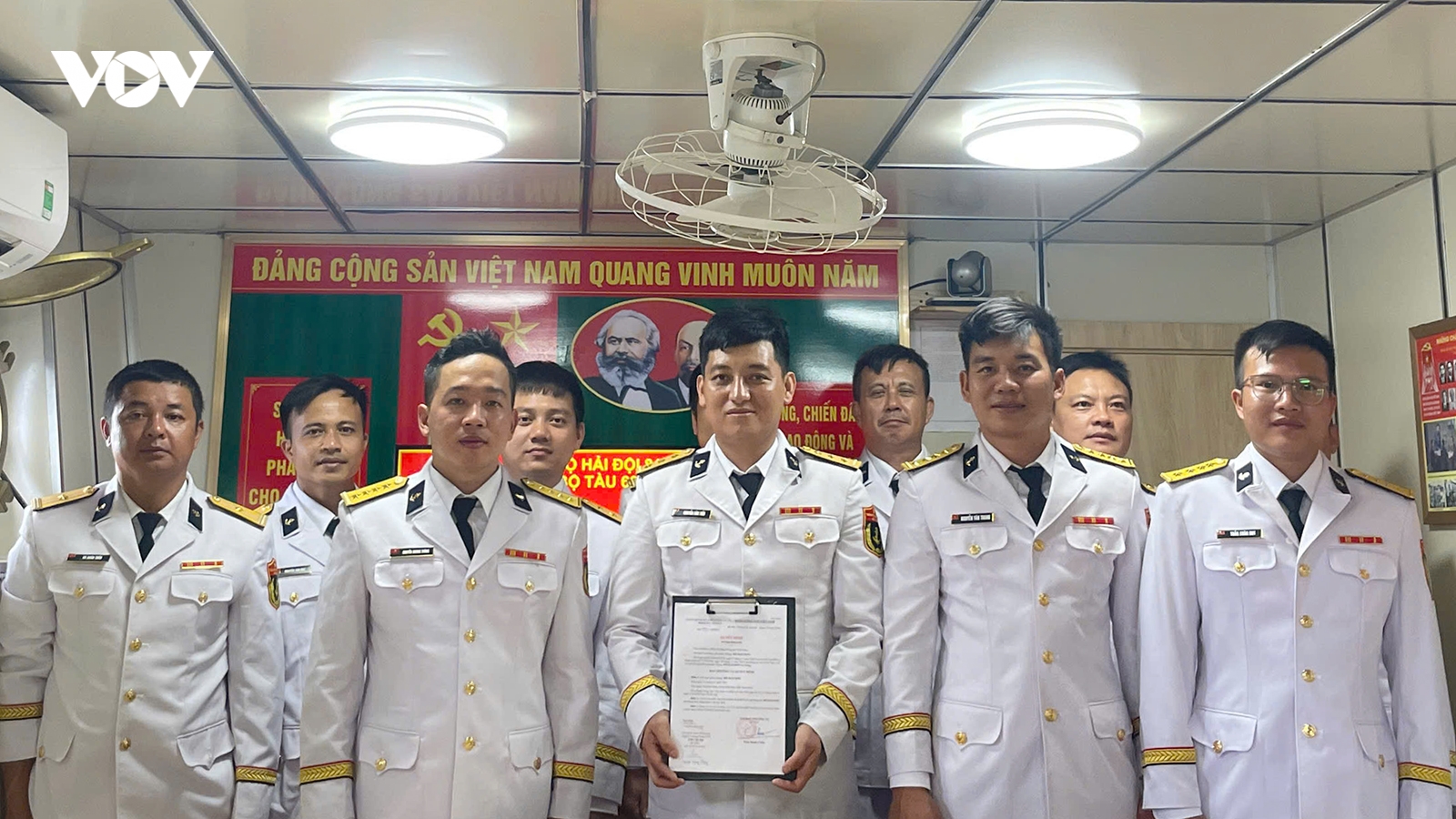 Thiêng liêng lễ kết nạp Đảng viên mới giữa trùng khơi