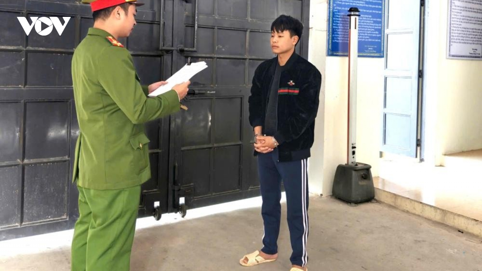 Làm "chuyện người lớn" với bé gái 13 tuổi, nam công nhân bị khởi tố