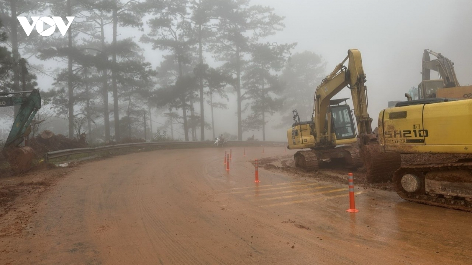 Lâm Đồng tạm thông xe đèo D’ran sau hơn 40 ngày sạt lở nghiêm trọng