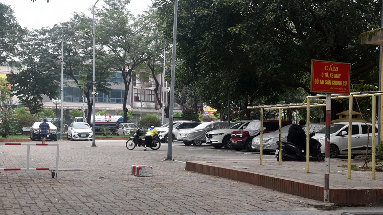 Không gian công cộng tại các khu đô thị ở Hà Nội bị lấn chiếm